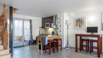 JÀÀkaappi, mikroaaltouuni, liesi, astianpesukone