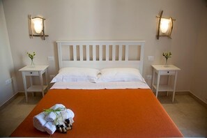 Habitación cuádruple, balcón | Minibar, escritorio, cortinas opacas y sistema de insonorización