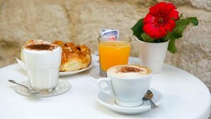 فطور أوروبي مجانًا يوميًا