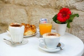 Desayuno continental gratuito y diario