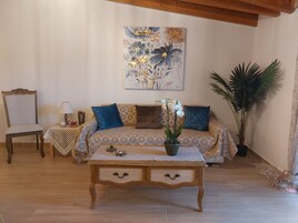 Zoi Luxurious Retreat | 起居区 | 40-英寸电视（配备卫星频道）、Netflix、流媒体服务