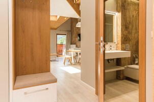 Apartament Royal Hill Residence 12 | Bagno | Doccia, asciugacapelli, asciugamani, sapone