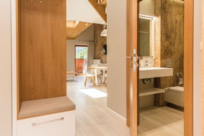 Apartament Royal Hill Residence 12 | Baño | Regadera, secadora de cabello, toallas, jabón