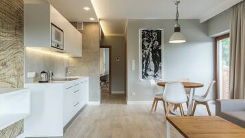 Apartament Royal Hill Residence 4 | Living area | 32-inch flat-screen TV with cable channels, TV, table tennis
