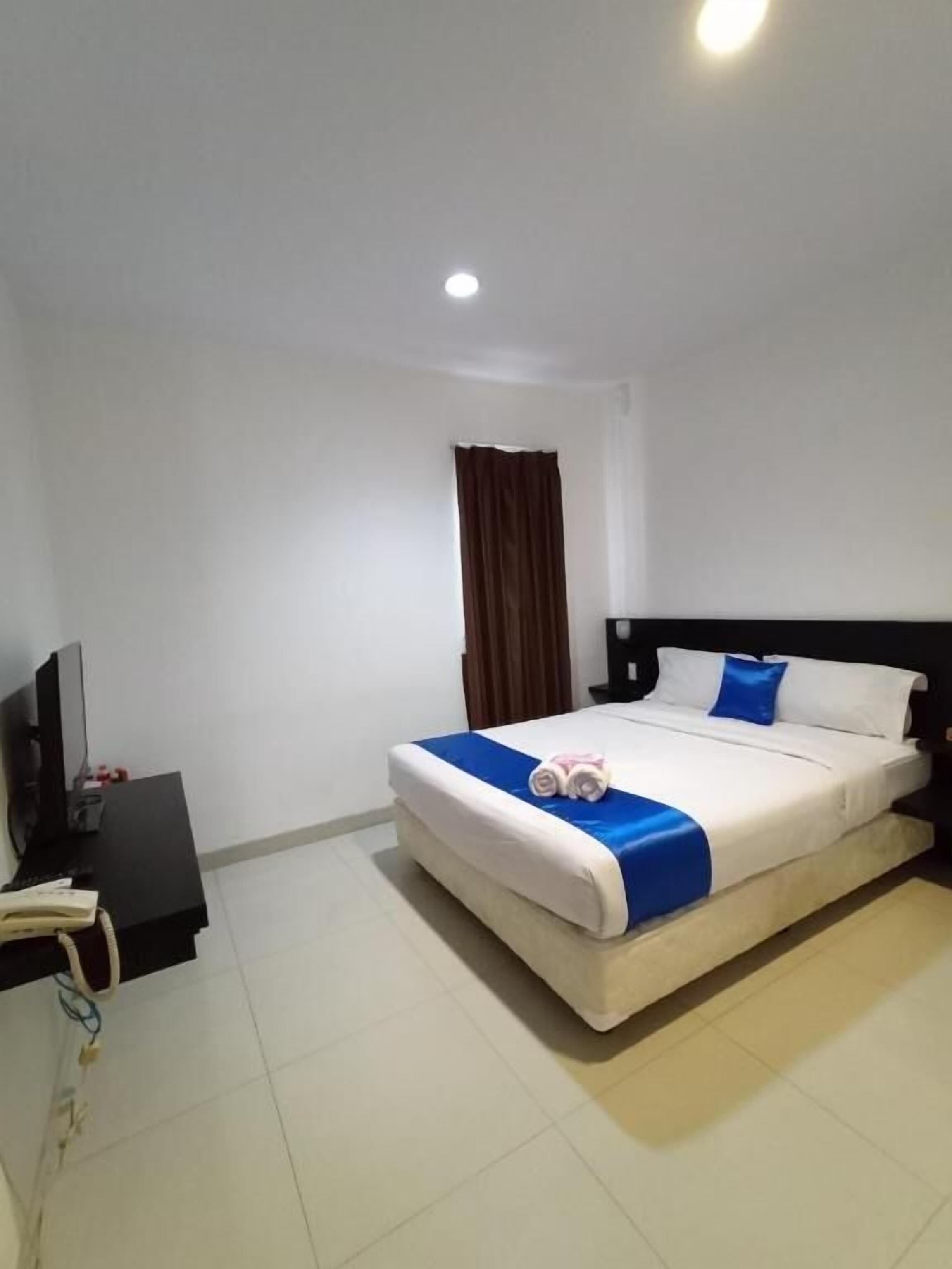 Desk, soundproofing, free WiFi, bed sheets