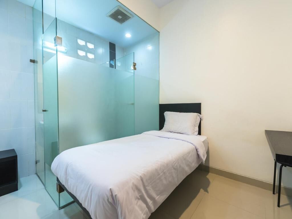 Desk, soundproofing, free WiFi, bed sheets