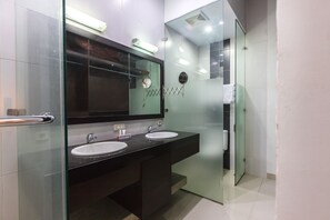 Shower, free toiletries, towels, soap - Puri Maju (Jakarta)