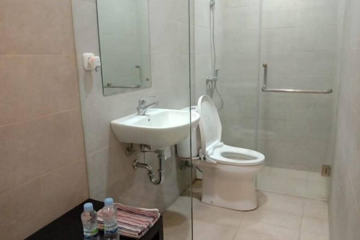Shower, free toiletries, towels, soap