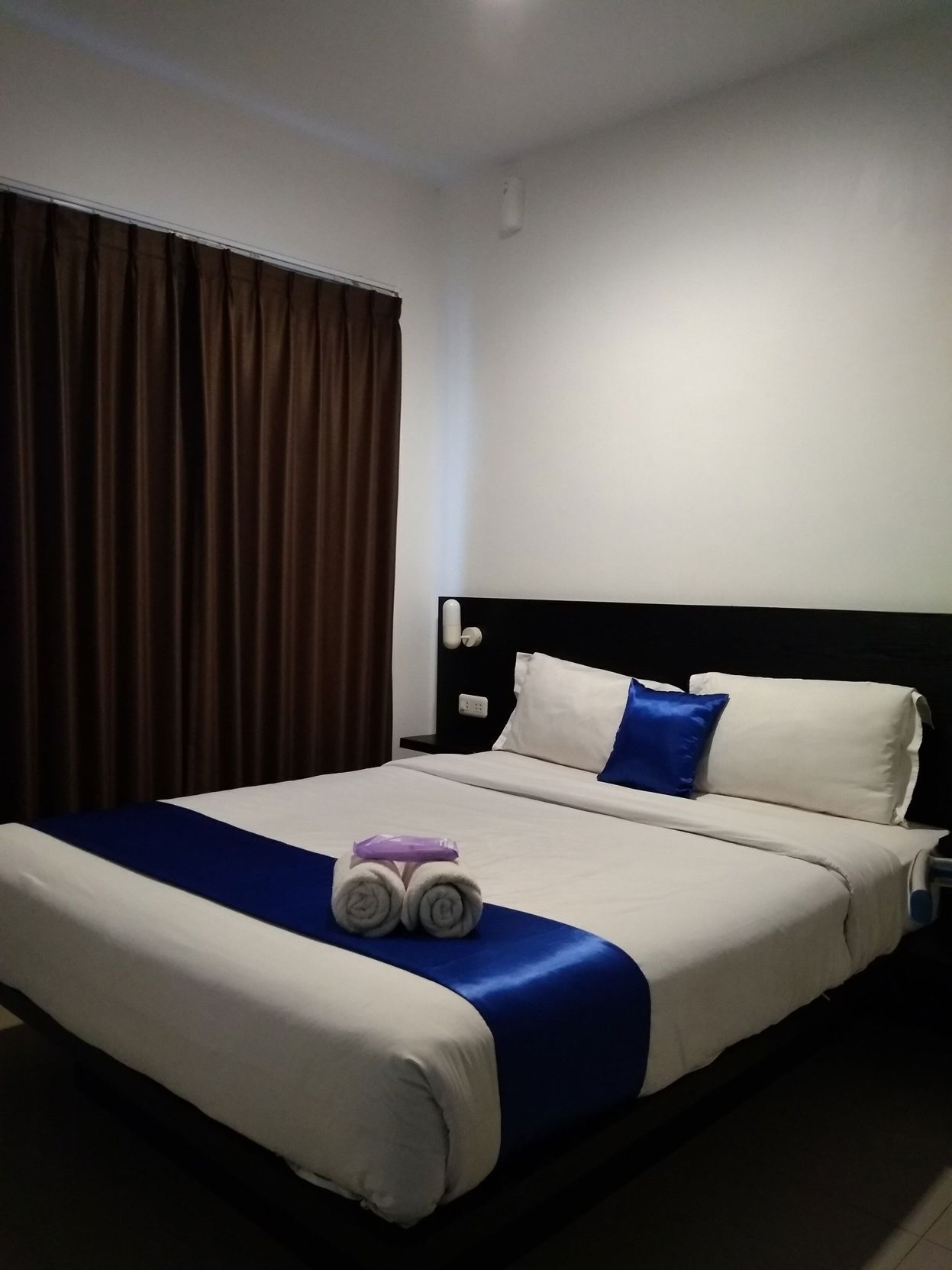 Desk, soundproofing, free WiFi, bed sheets