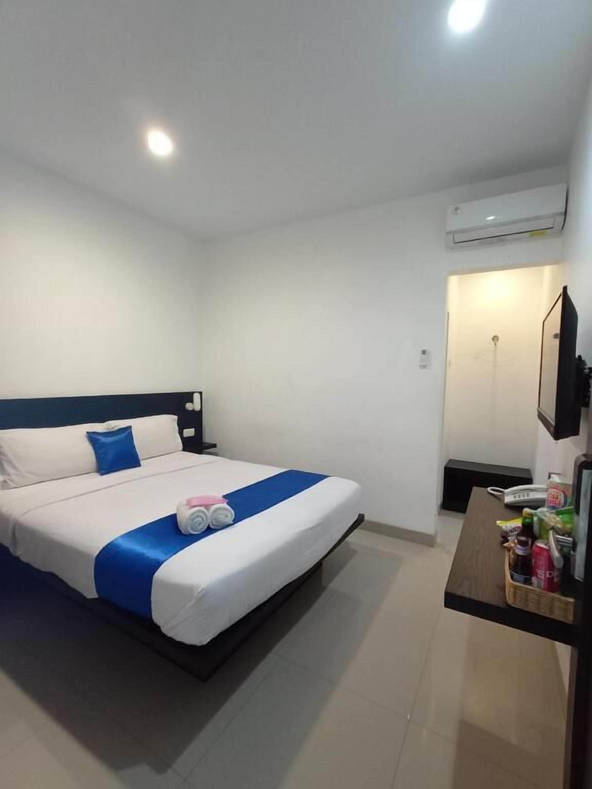 Desk, soundproofing, free WiFi, bed sheets