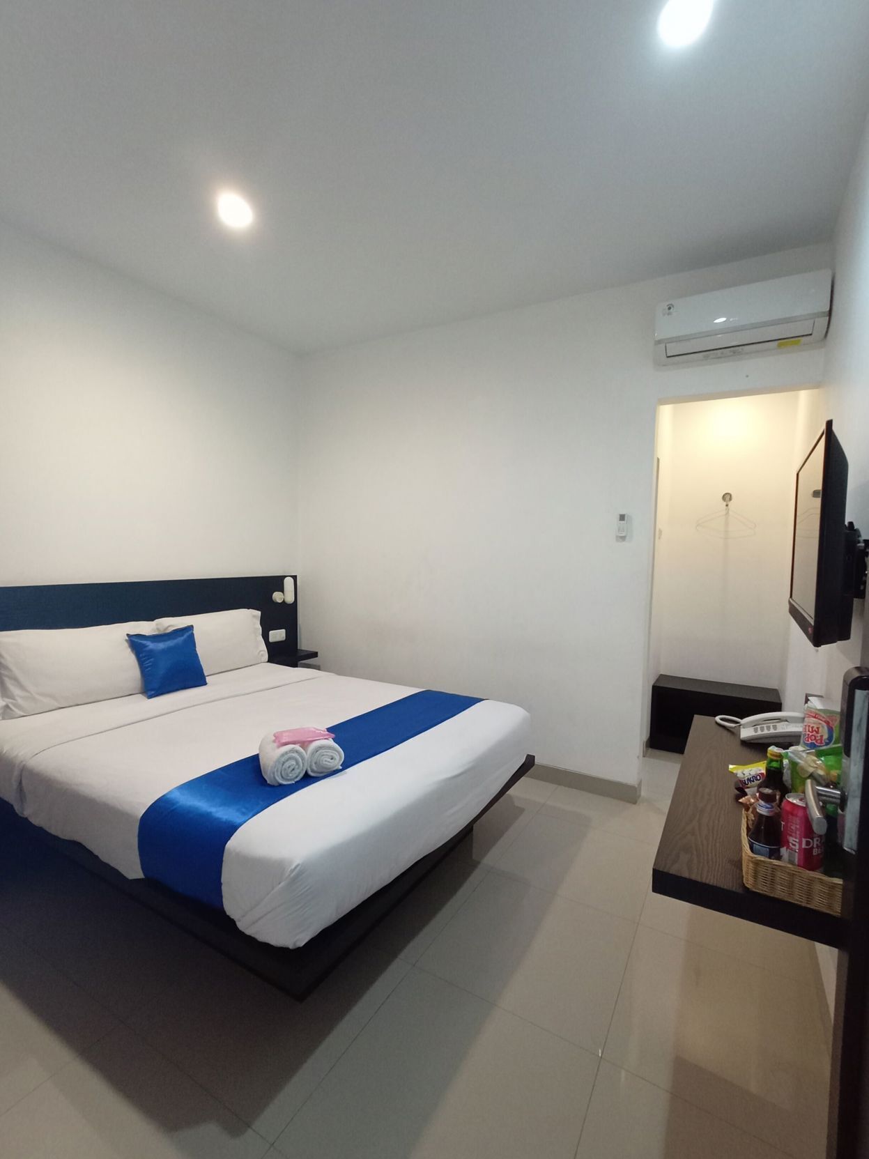 Desk, soundproofing, free WiFi, bed sheets