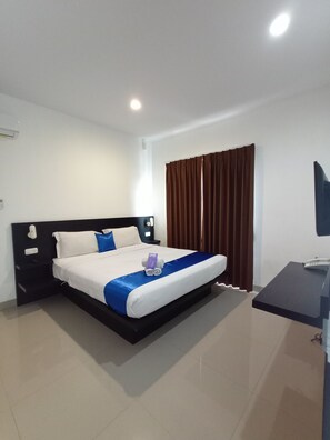 Exclusive Double Room | Desk, soundproofing, free WiFi, bed sheets - Puri Maju (Jakarta)