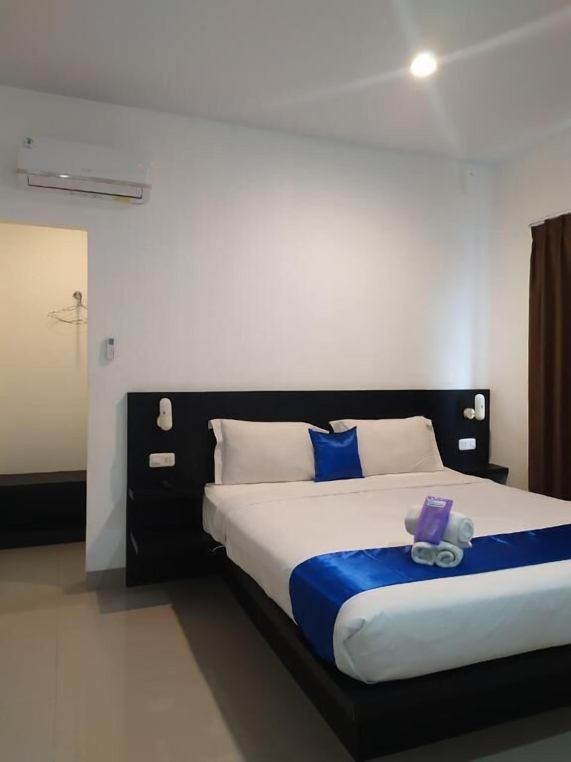 Desk, soundproofing, free WiFi, bed sheets