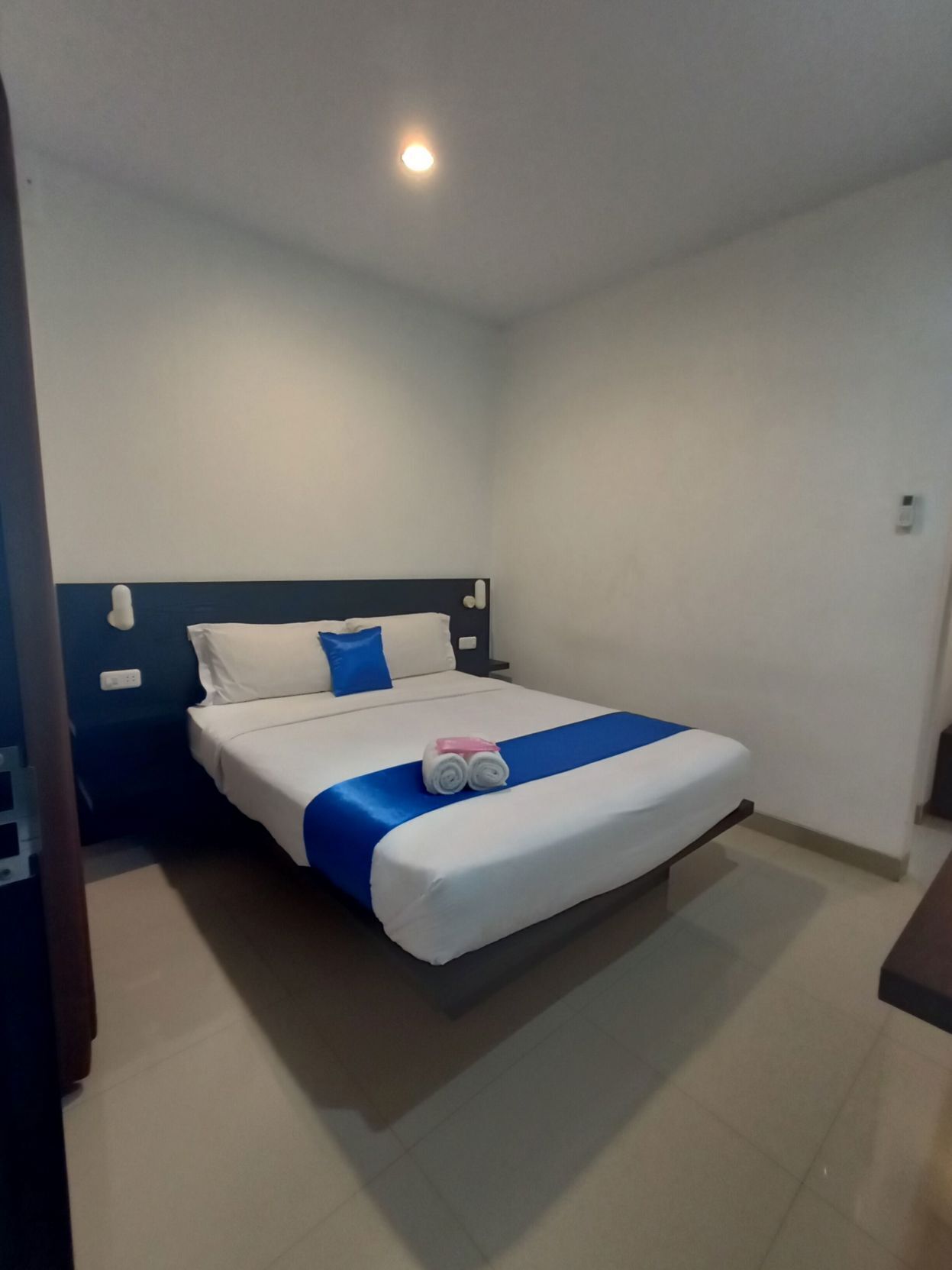 Desk, soundproofing, free WiFi, bed sheets