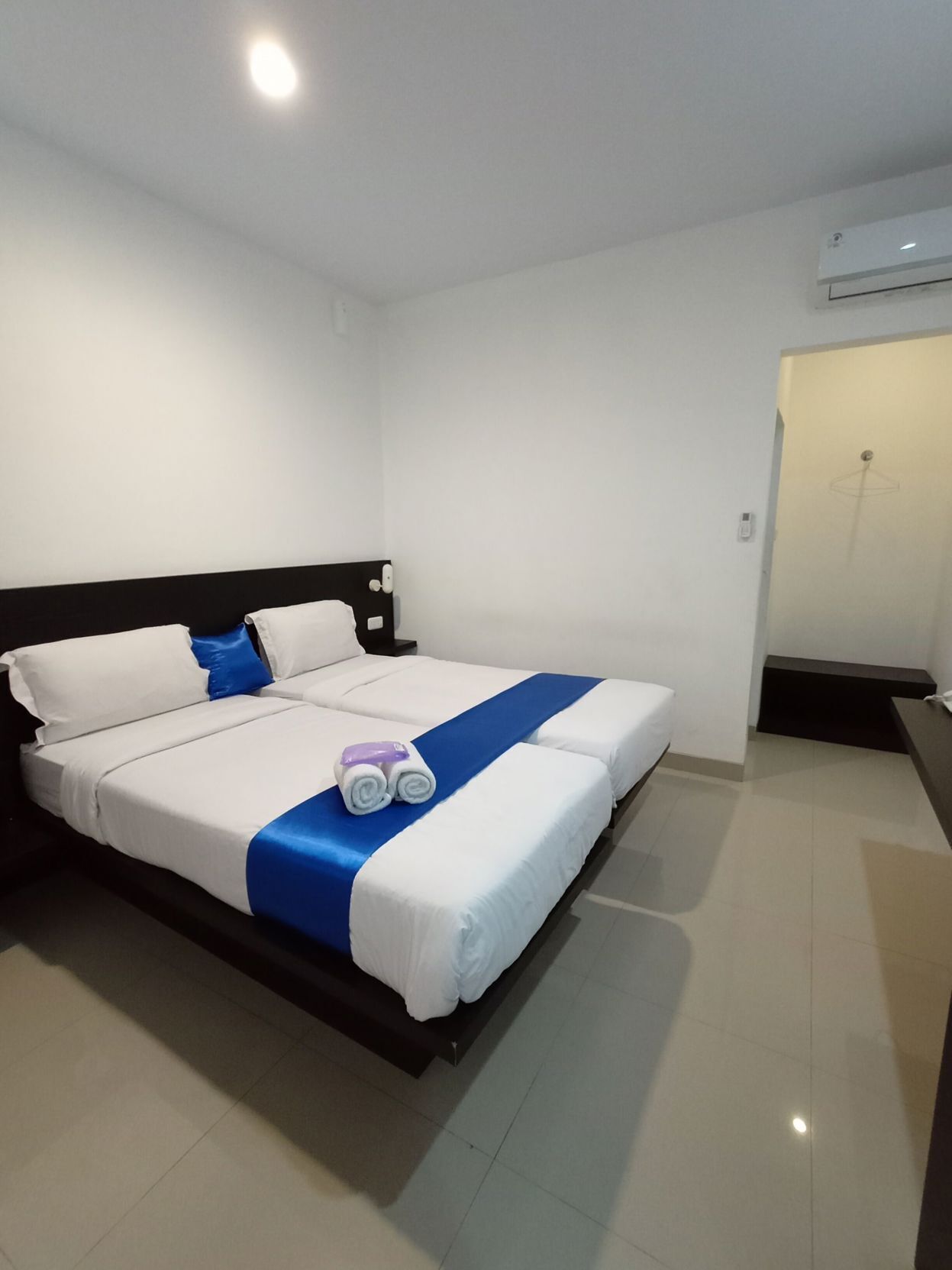 Desk, soundproofing, free WiFi, bed sheets