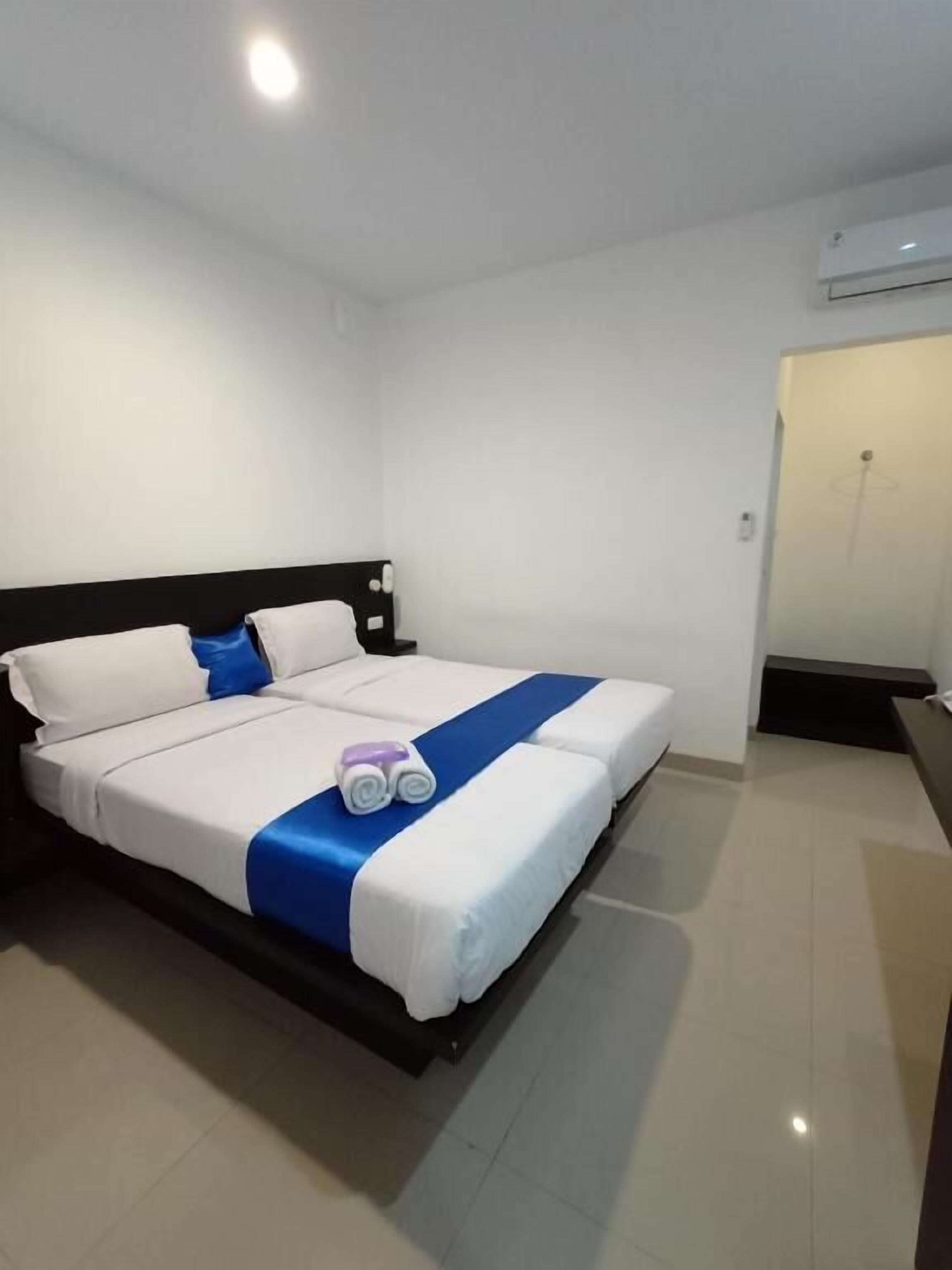 Desk, soundproofing, free WiFi, bed sheets