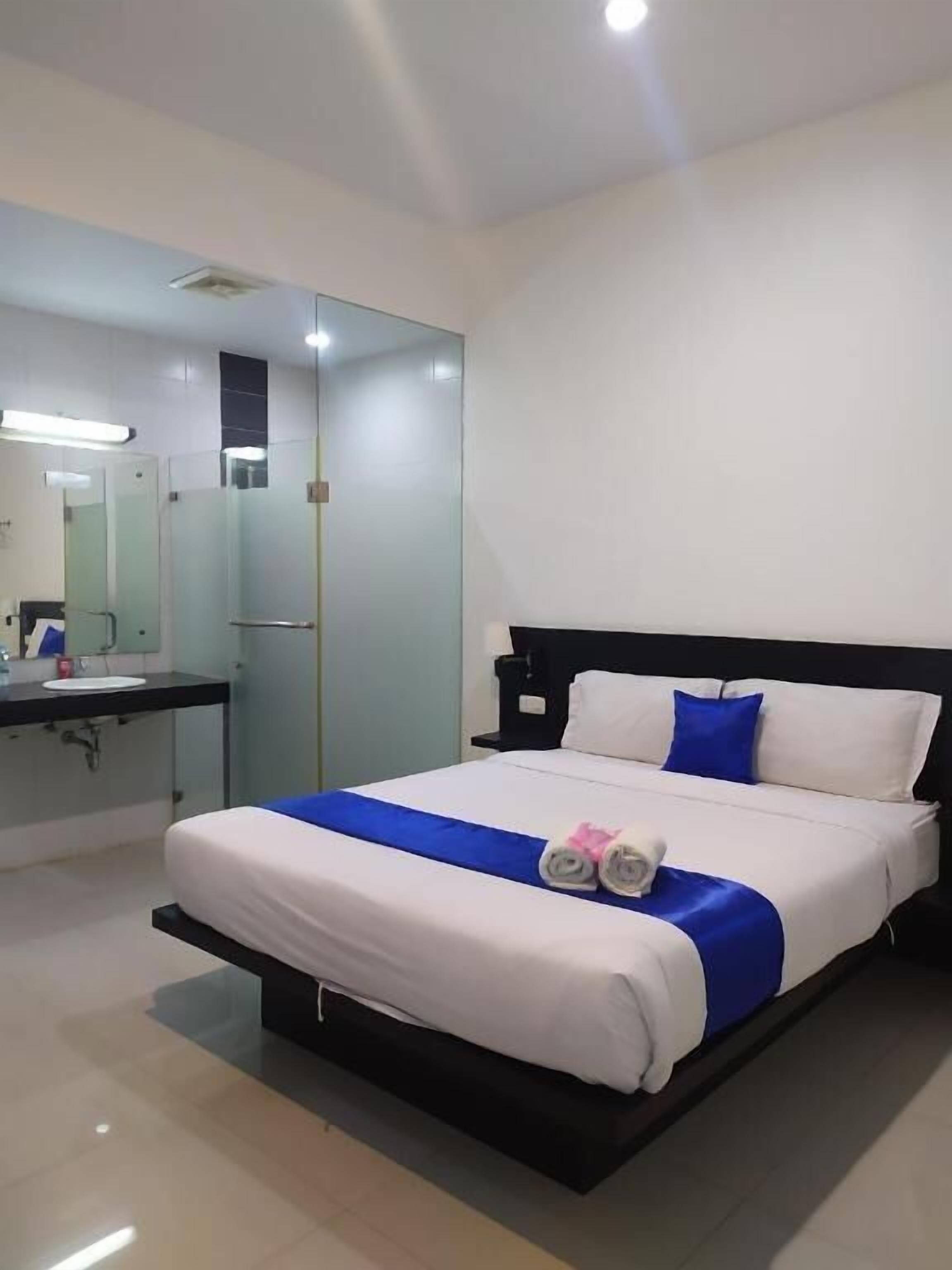 Desk, soundproofing, free WiFi, bed sheets