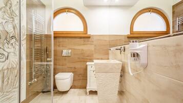 Appartement | Badkamer | Een douche, gratis toiletartikelen, een haardroger, badjassen