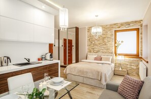 Zakopianskie Tarasy 12B | Decoración personalizada, escritorio, wifi gratis y ropa de cama