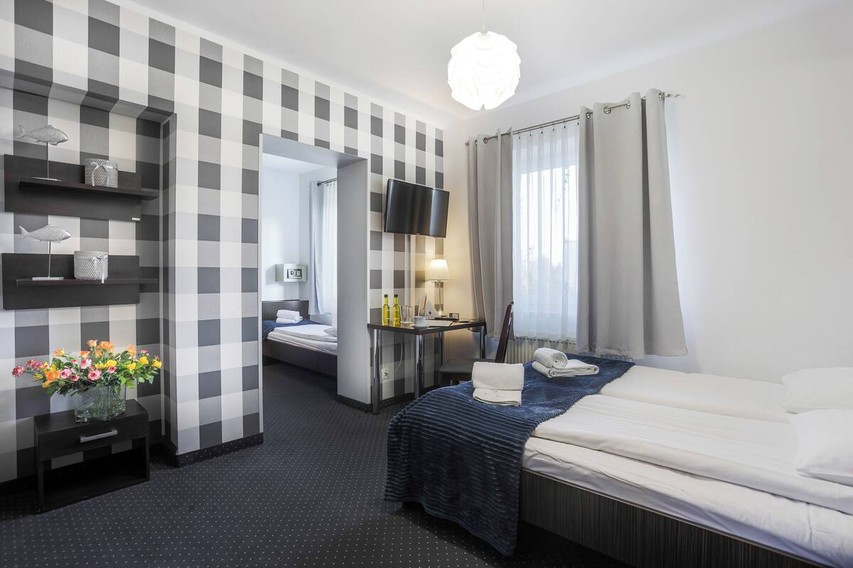 Triple Room | Desk, laptop workspace, iron/ironing board, WiFi (free)