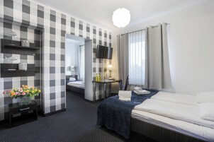 ห้องทริปเปิล | 1 ห้องนอน, ห้องพักตกแต่งอย่างมีเอกลักษณ์, ตกแต่งพิเศษโดยเฉพาะ, โต๊ะทำงาน