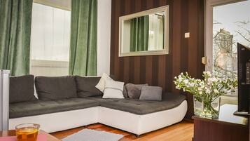 Suite | 1 bedroom, individually decorated, individually furnished, desk