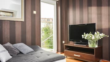 Suite | 1 bedroom, individually decorated, individually furnished, desk