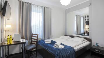 Quarto triplo | Individualmente decorados, individualmente mobiliados, escrivaninha