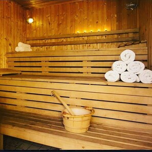 Un sauna, una bañera de hidromasaje, masajes con piedras calientes