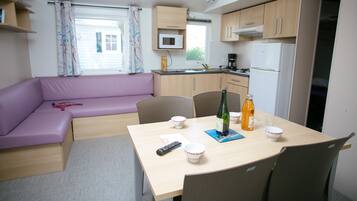 Husvogn, 3 soverom (6/8 pers.) | Eget kjøkken | Kjøleskap, mikrobølgeovn, kokeplater og kaffetrakter/tekoker