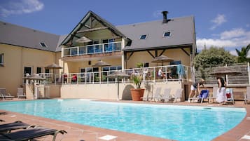 Piscine extérieure (ouverte en saison)