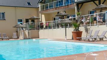 Piscine extérieure (ouverte en saison)
