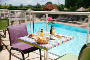 Daily continental breakfast (EUR 7 per person) - Camping Saint Michel (Courtils)