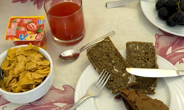 بوفيه فطور مجانًا يوميًا