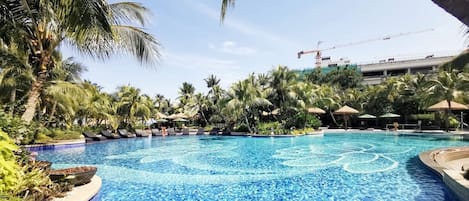 Piscine intérieure, piscine extérieure