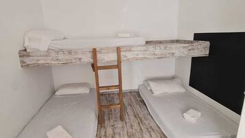 2 habitaciones, tabla de planchar con plancha y ropa de cama