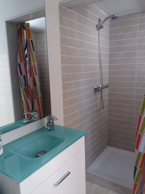 Shower, hair dryer, towels, toilet paper - FISHERMAN'S HOUSE, 5 MINUTS FROM LA PLATJA, IDEAL PER FAMILIES (Palamós)