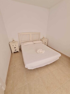 2 bedrooms, iron/ironing board, bed sheets