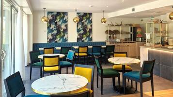 Petit déjeuner continental (16 EUR par personne)