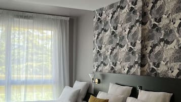 Deluxe kamer | Luxe beddengoed, een kluis op de kamer, individueel gedecoreerd