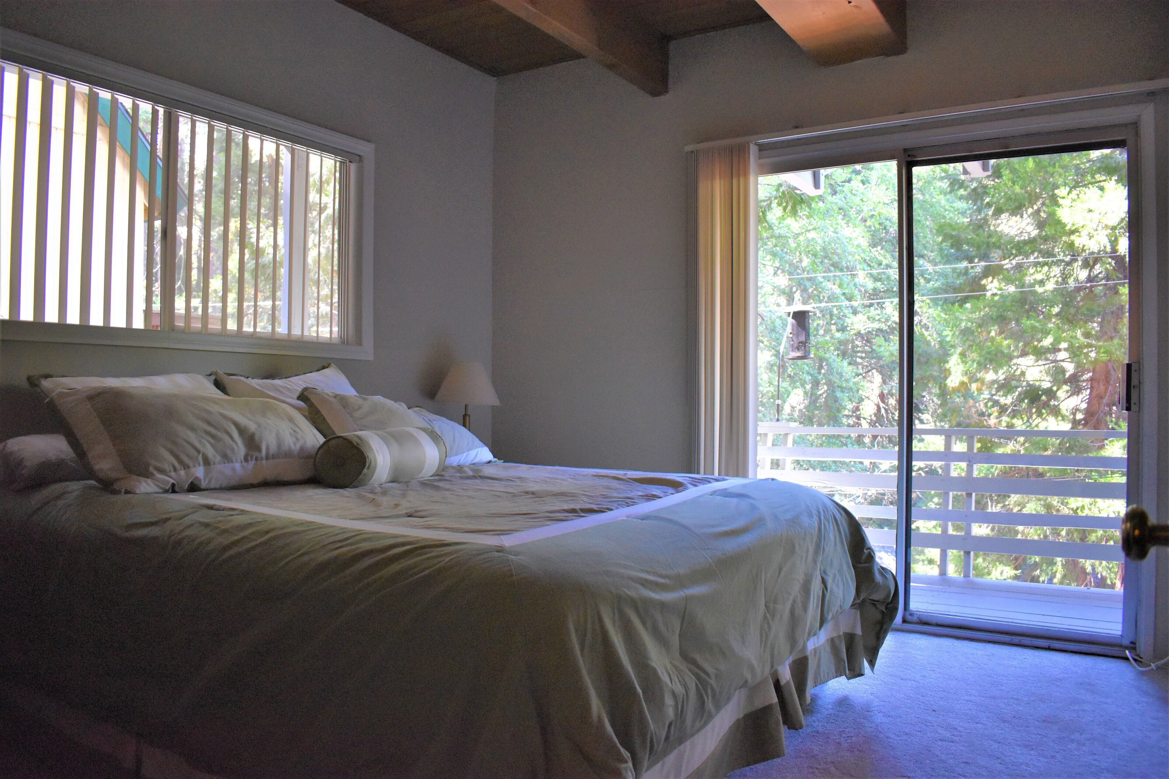 3 story, 3 bedroom, 3 bath cabin with hiking, dining and shopping nearby!