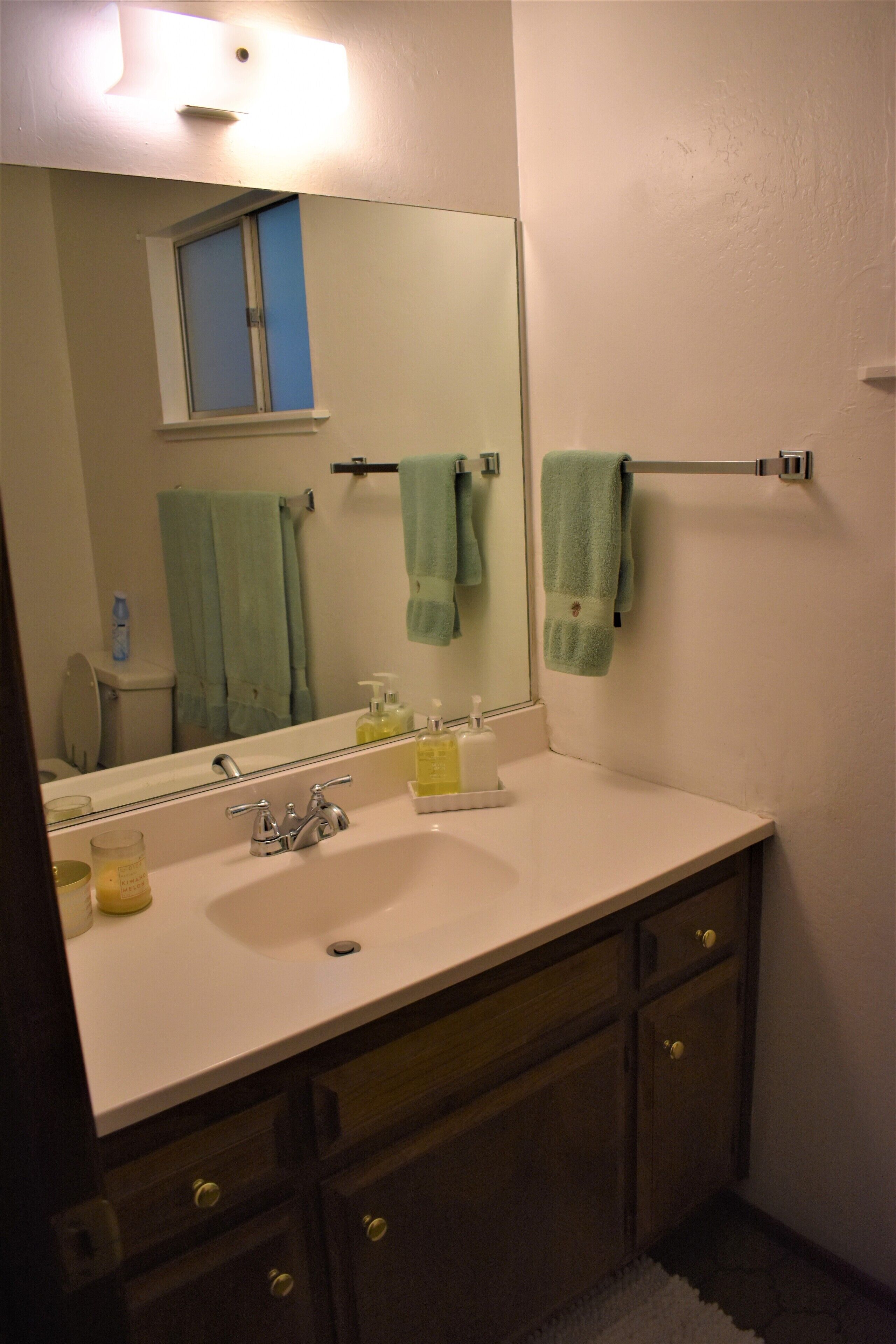 3 story, 3 bedroom, 3 bath cabin with hiking, dining and shopping nearby!