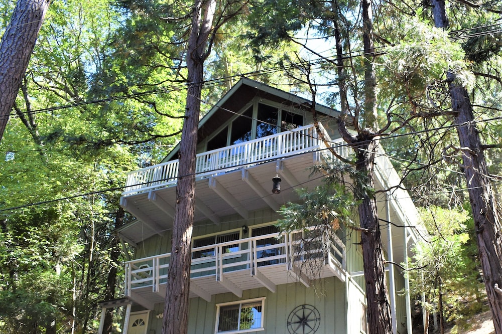 3 story, 3 bedroom, 3 bath cabin with hiking, dining and shopping nearby!