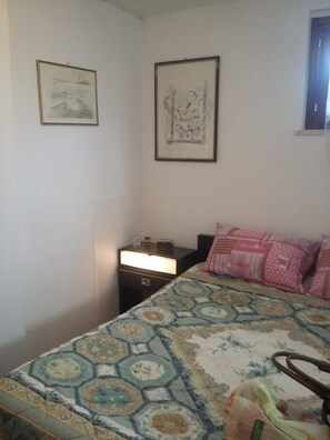 1 bedroom, bed sheets