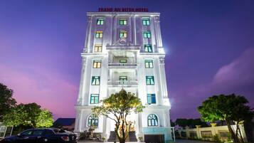 واجهة المنشأة - في المساء/الليل