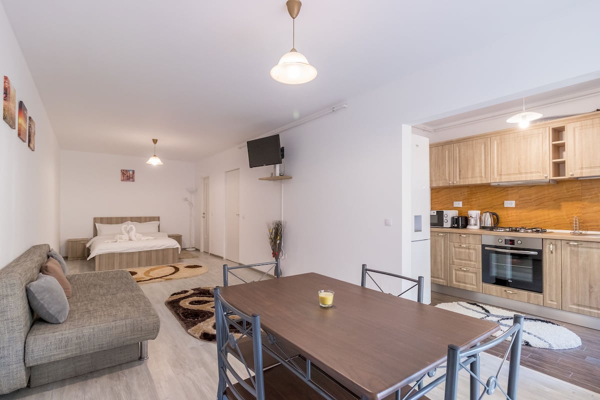 Un apartamento moderno con comedor, cocina y un dormitorio.