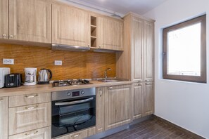 Refrigerador con freezer, microondas, horno, placa de cocina