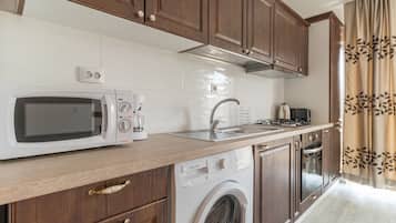 Comfort Suite | Private kitchen | Full-sized fridge, microwave, oven, stovetop
