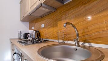 Classic Suite | Private kitchen | Full-sized fridge, microwave, oven, stovetop