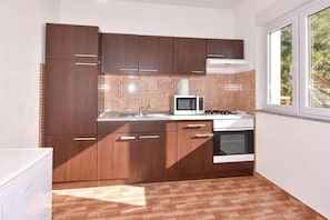 Fridge, microwave, dishwasher, coffee/tea maker